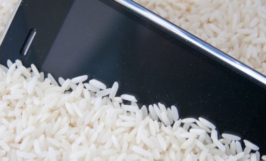 smartphone ke dalam beras